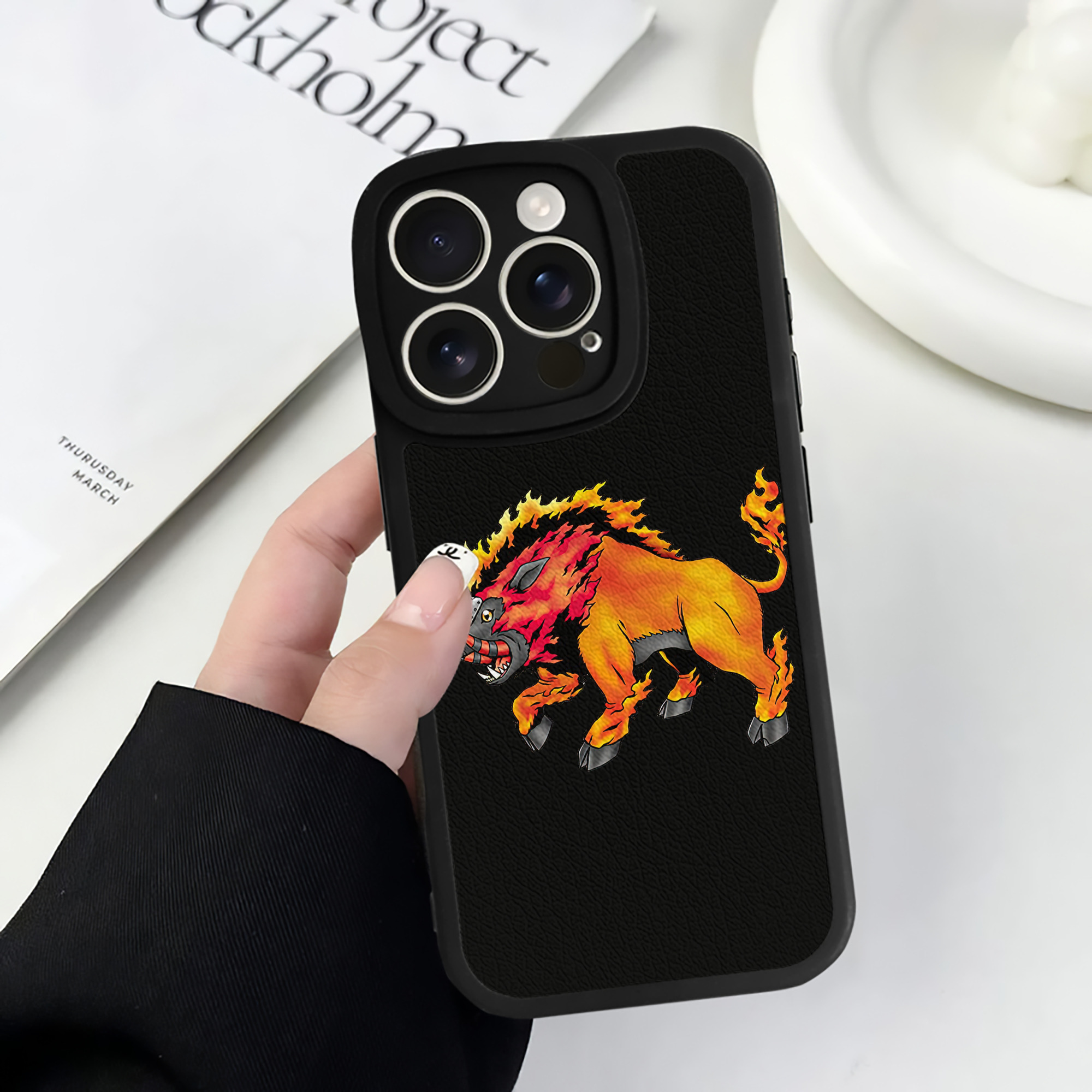 （画像用） Digimon デジタルモンスター/デジモン 【iPhone 16シリーズ対応】シリコンスマホケース（レザー調） 材質：シリコン